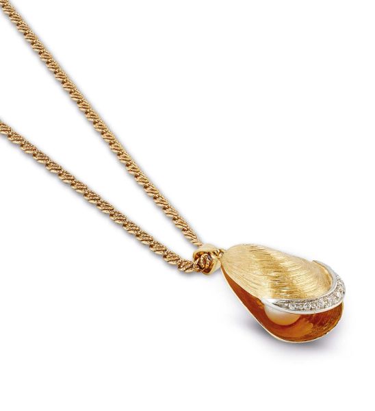 



PEARL AND DIAMOND NECKLACE IN 18KT YELLOW GOLD
