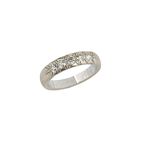 DIAMOND BAND RING IN 18KT WHITE GOLD