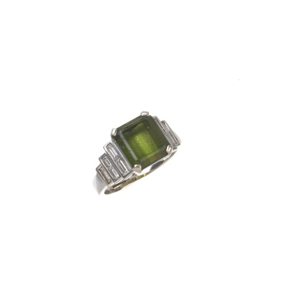 



TOURMALINE AND DIAMOND RING IN 18KT WHITE GOLD