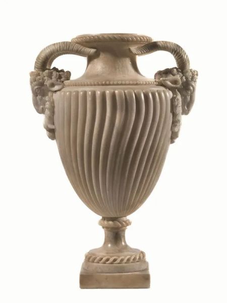 Vaso, fine sec. XVIII, di gusto archeologico in alabastro scolpito a strigilature, due anse unite al corpo da teste di ariete, alt. cm 42
