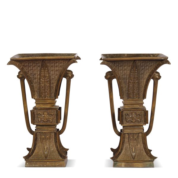 A PAIR OF BRONZE VASES, CHINA, QING DYNASTY, 19TH CENTURY