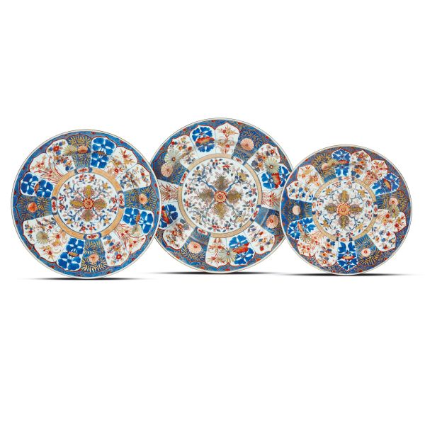 



THREE JAPANESE IMARI DISHES, 19TH CENTURY