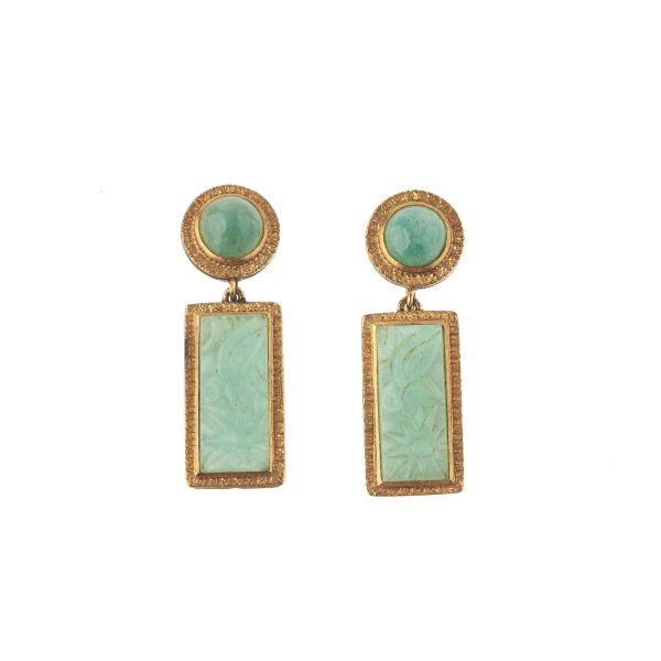 



PAIR OF STONE EARRINGS