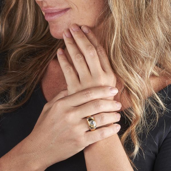 ANELLO A FASCIA CON DIAMANTE E RUBINI