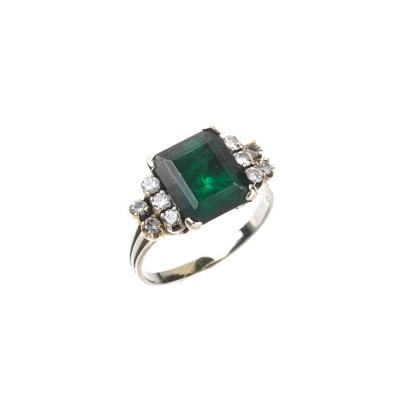 



EMERALD AND DIAMOND RING IN 18KT WHITE GOLD