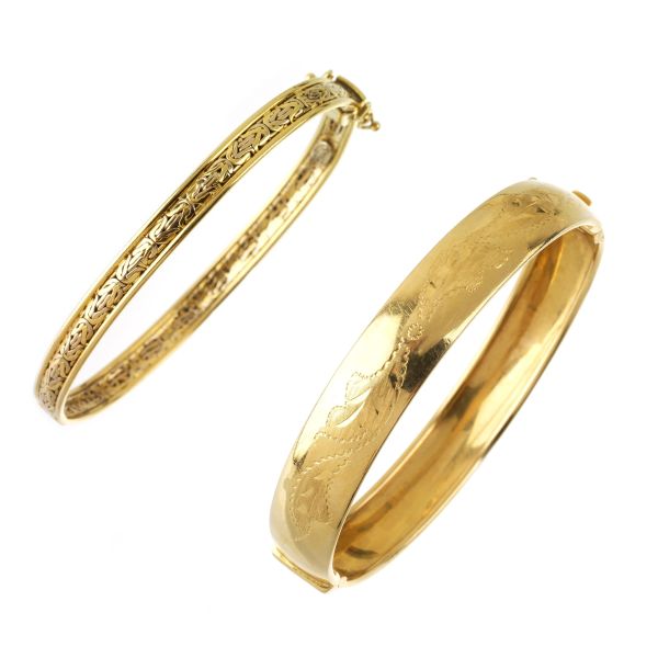 TWO BANGLE BRACELETS IN 18KT YELLOW GOLD