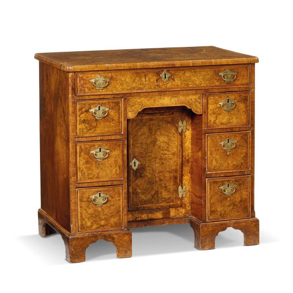 



AN ENGLISH SMALL KNEEHOLE DESK, CIRCA 1710