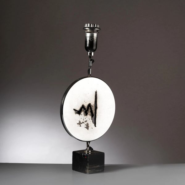 



METAL TABLE LAMP