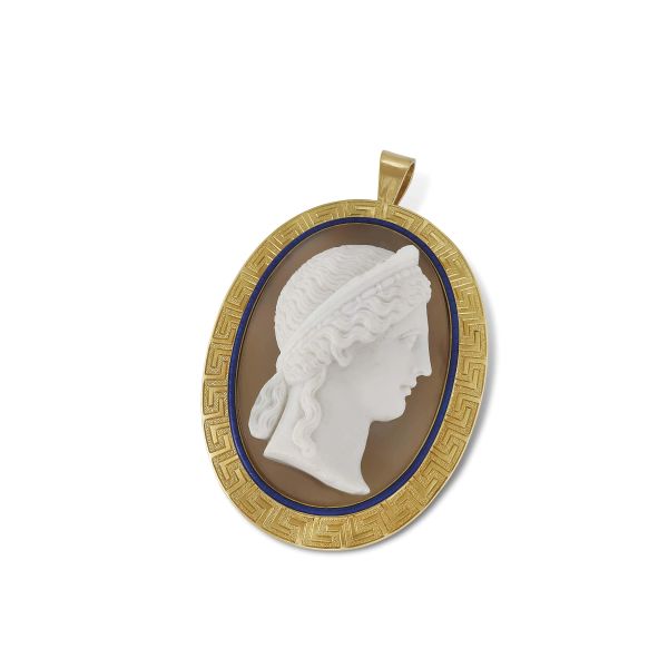 CHALCEDONY CAMEO PENDANT/BROOCH IN 18KT YELLOW GOLD