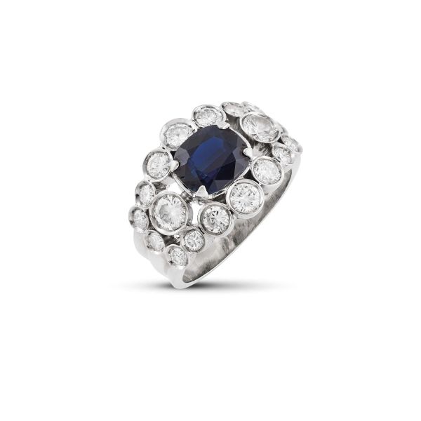 



SAPPHIRE AND DIAMOND BAND RING IN 18KT WHITE GOLD&nbsp; 