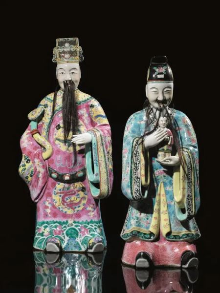 Due sculture Cina sec. XIX, in porcellana policroma della famiglia rosa ? raffiguranti due funzionari di alto rango, uno con bimbo e l&rsquo;altro con scettro, alt. cm 52 (2)