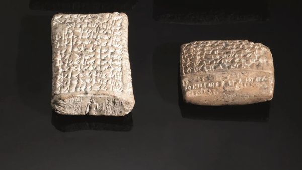  Due tavolette con iscrizioni cuneiformi                                     