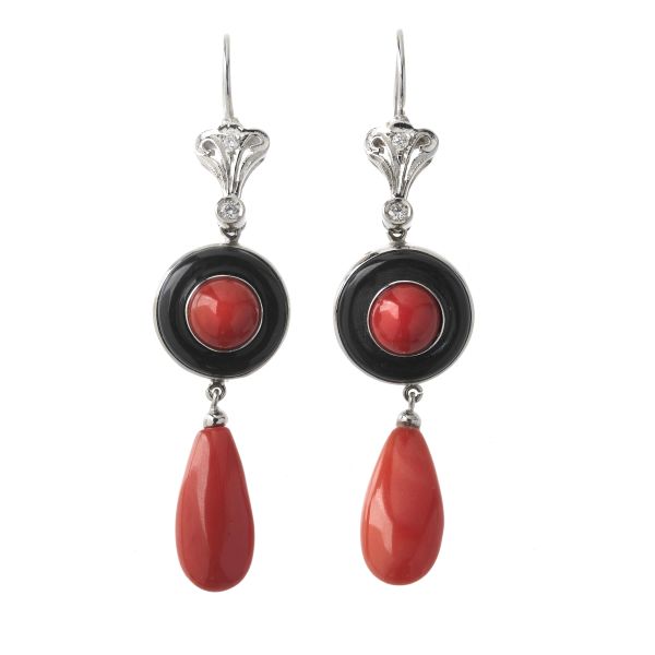



LONG CORAL ONYX AND DIAMOND DROP EARRINGS IN 18KT WHITE GOLD