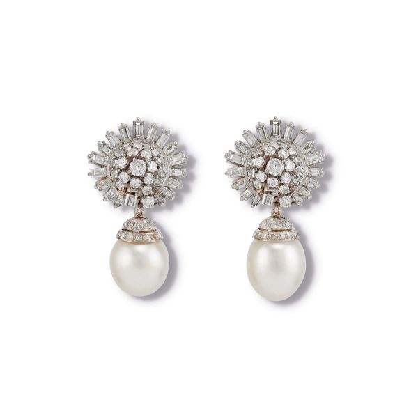 



PAIR OF PEARL AND DIAMOND CLIP EARRINGS IN 18KT WHITE GOLD