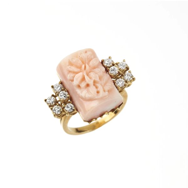 



ANELLO CON CORALLO ROSA E DIAMANTI