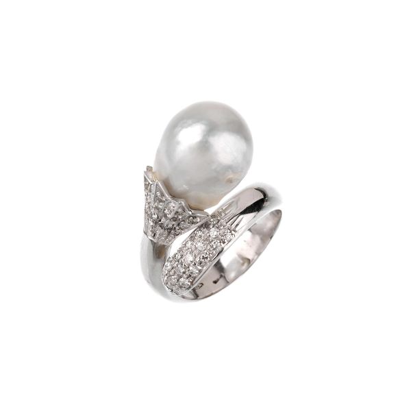 



SOUTH SEA PEARL AND DIAMOND RING IN 18KT WHITE GOLD