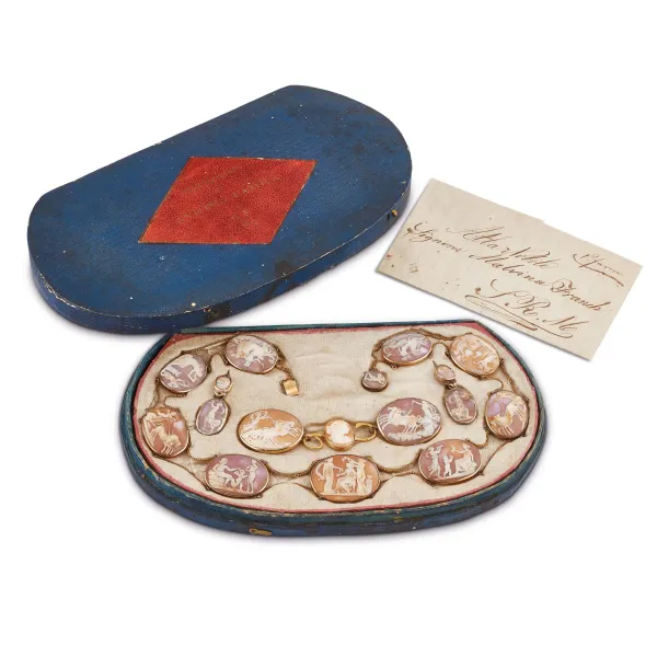 



ANTICA DEMI PARURE CON CAMMEI 