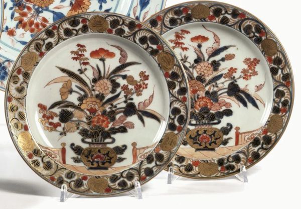 Tre piatti Giappone, sec. XIX, in porcellana imari, ognuno decorato con vaso fiorito