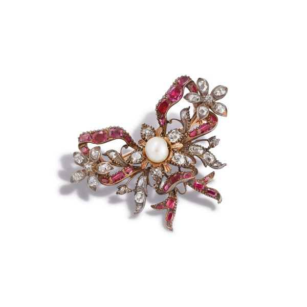 



PEARL, RUBY AND DIAMOND BROOCH IN SILVER AND LOW TITLE ROSE GOLD