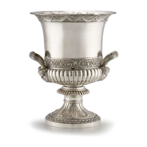 A SILVER CUP, 19TH CENTURY. IT HAS LONDON 1820 MARK ON ONE SIDE
