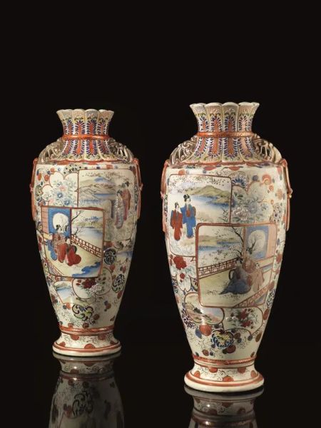  Coppia di vasi, Giappone sec. XIX-XX,  in porcellana policroma, decorati con motivi di personaggi entro riserve sagomate e con motivi fl oreali sul resto del corpo del vaso, alt. cm 46 (2) 