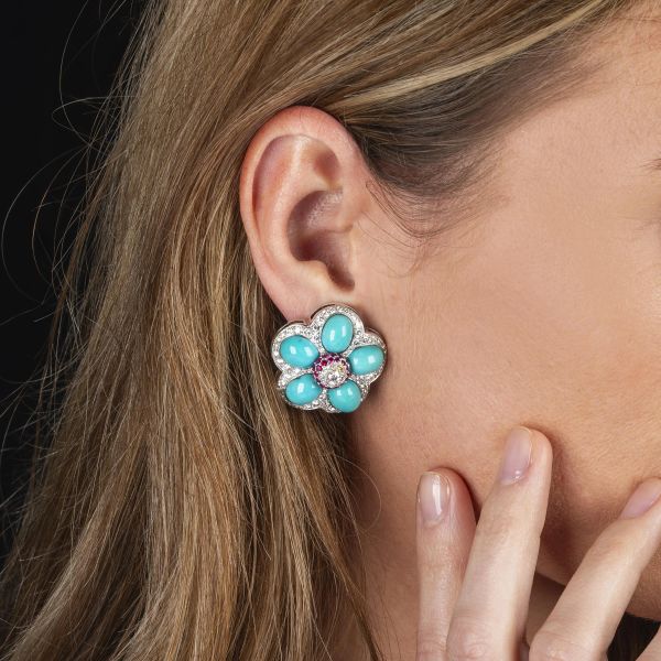 PAIO DI ORECCHINI A FORMA DI FIORE CON TURCHESI RUBINI E DIAMANTI