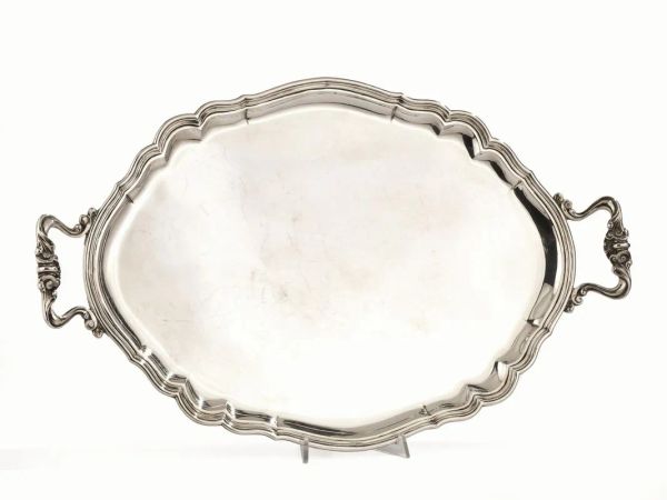  Guantiera, in argento di forma ovale sagomata, due manici a volute          