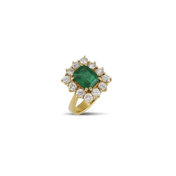 BRASILIAN EMERALD AND DIAMOND MARGUERITE RING IN 18KT YELLOW GOLD