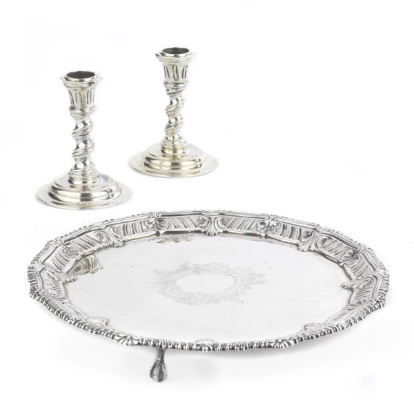 A SHEFFIELD SALVER, END OF 19TH CENTURY, MARK OF WALKER AND HALL AND A PAIR OF LITTLE SILVER PLATED METAL CANDLESTICKS, 20TH CENTURY