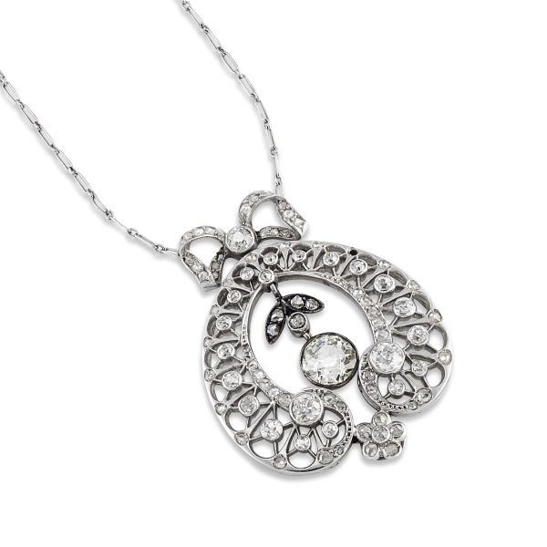 



NECKLACE WITH A DIAMOND PENDANT IN PLATINUM AND 18KT WHITE GOLD