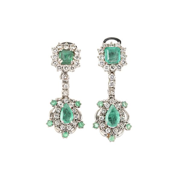 



DIAMONDS AND EMERALDS EARINGS IN 18KT GOLD