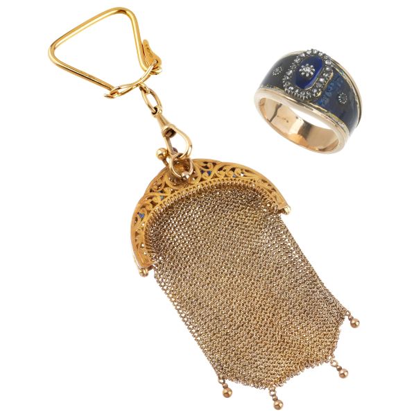 LOT COMPOSED OF A SMALL GOLD BAG AND A MEMORY ENAMELED BAND RING IN GOLD AND SILVER