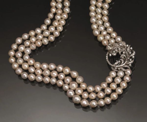  Collana in perle, oro bianco e diamanti                                     