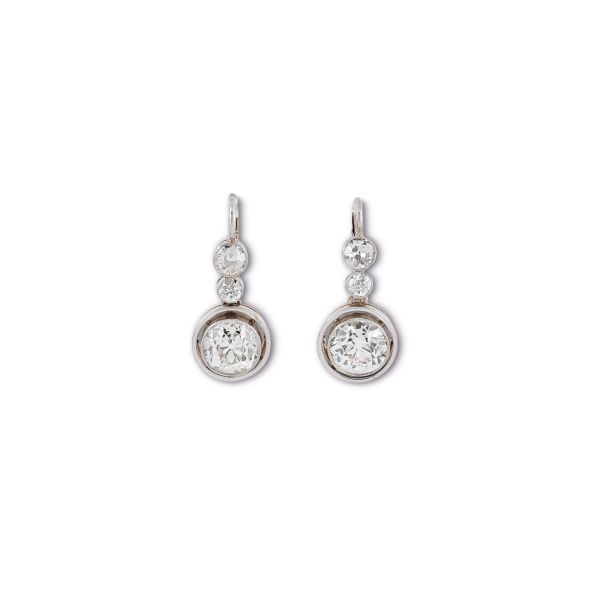 



DIAMOND DROP EARRINGS IN GOLD AND SILVER