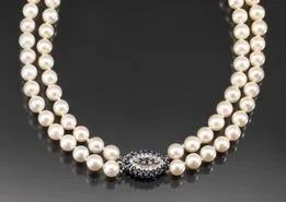  Collana in perle giapponesi, oro bianco, zaffiri e diamanti 