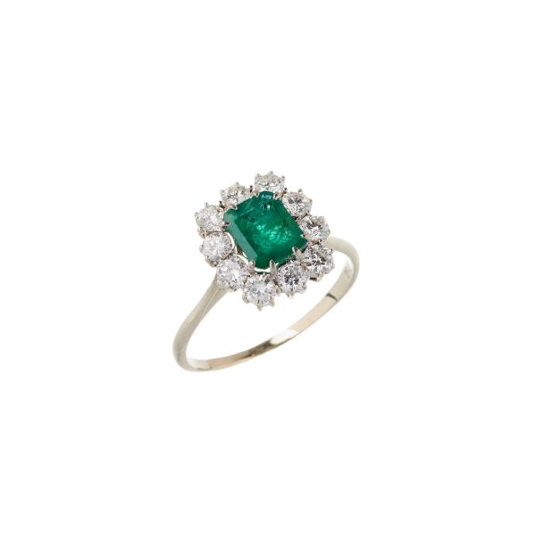 EMERALD AND DIAMOND MARGUERITE-SHAPED RING IN 18KT WHITE GOLD