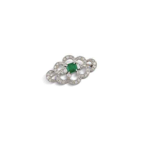 EMERALD AND DIAMOND BROOCH IN 18KT WHITE GOLD