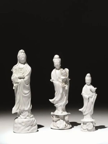  Tre statuine, Cina, sec. XIX-XX,  in porcellana blanc de Chine, raffiguranti tre Guanyn stanti, alt. cm 21; alt. cm 20,5; alt. cm 21; alt. cm 15,  lievi danni e mancanze  (3)