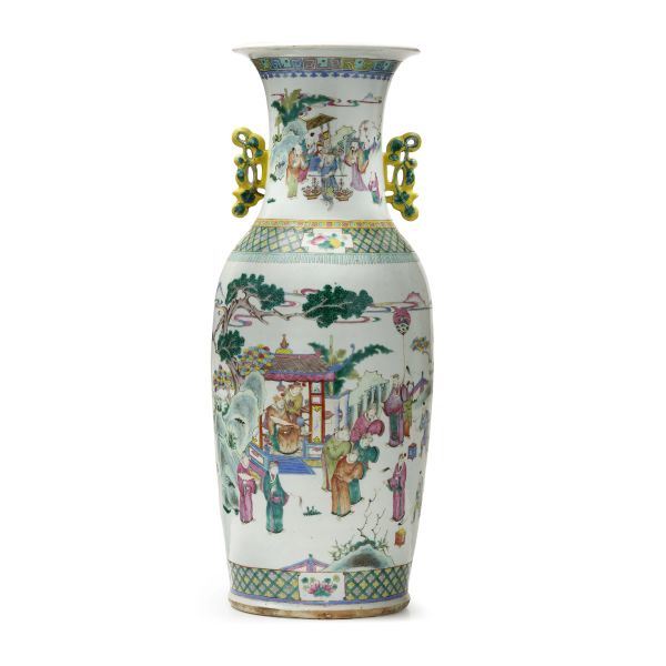 



A LARGE FAMILLE ROSE PORCELAIN VASE, CHINA, REPUBLIC PERIOD