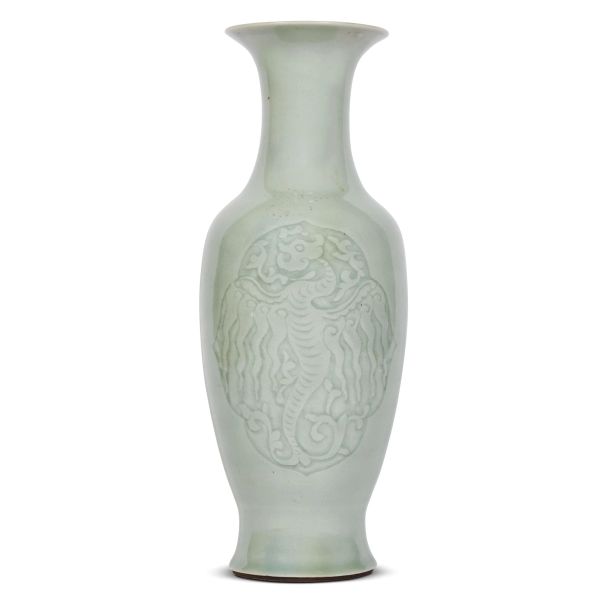 A VASE, CHINA, QING DYNASTY, 19TH CENTURY