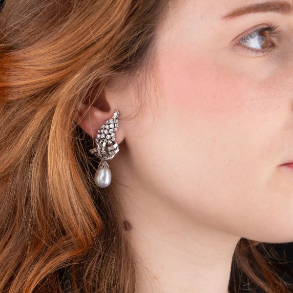 PAIO DI ORECCHINI PENDENTI CON PERLE E DIAMANTI