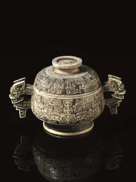 Vaso, fine dinastia Qing, in avorio, di forma arcaica e finemente scolpito, alt. cm 10.5