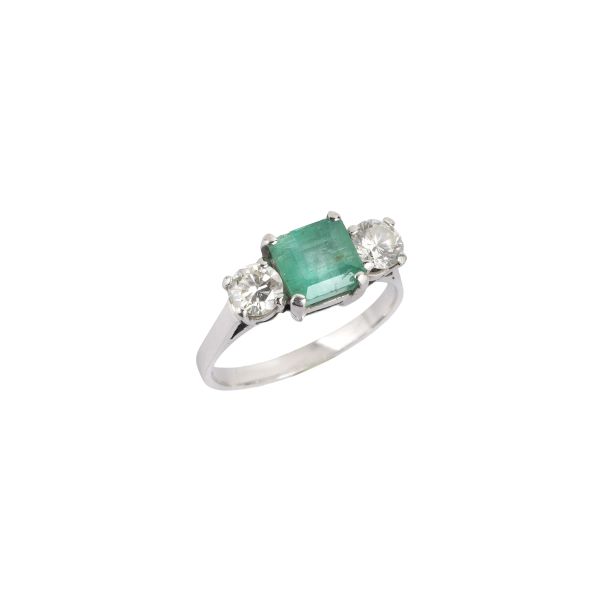 EMERALD AND DIAMOND RING IN 18KT WHITE GOLD
