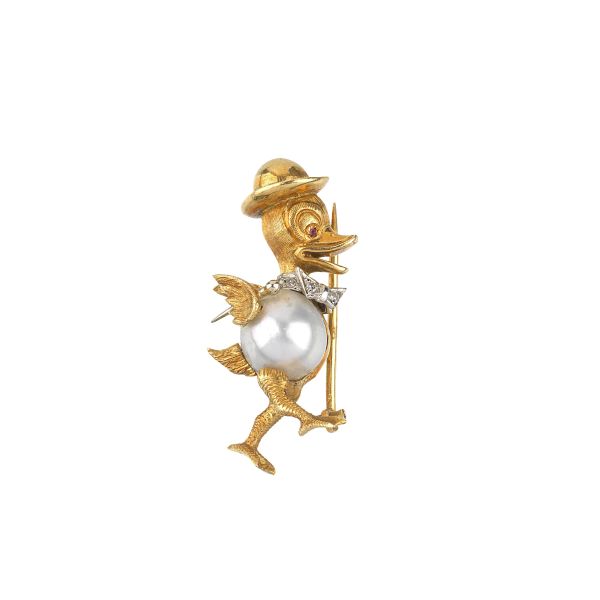 



DUCK SHAPED BROOCH WITH A BOW TIE AND A HAT IN 18KT TWO TONE GOLD