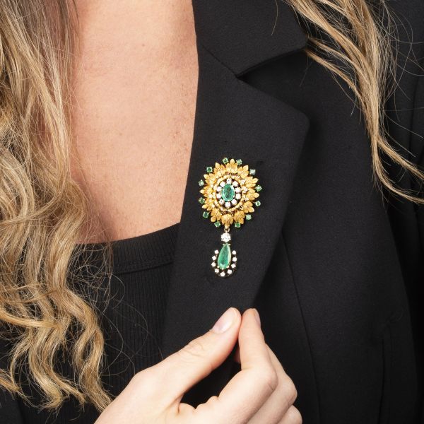 SPILLA PENDENTE CON DIAMANTI E SMERALDI