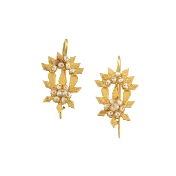 CLUSTER EARRINGS IN 18KT YELLOW GOLD