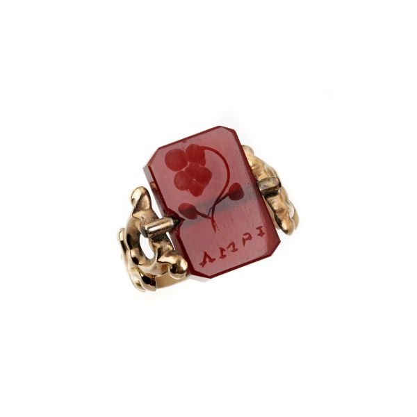 



RING WITH ENGRAVING