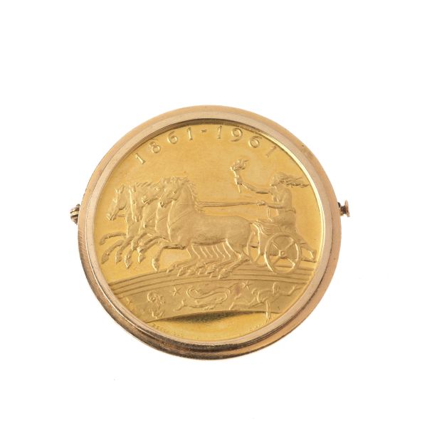 18KT YELLOW GOLD BROOCH WITH A MEDAL