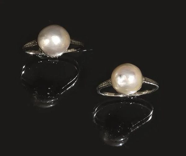 Due anelli in oro bianco, perle naturali e diamanti