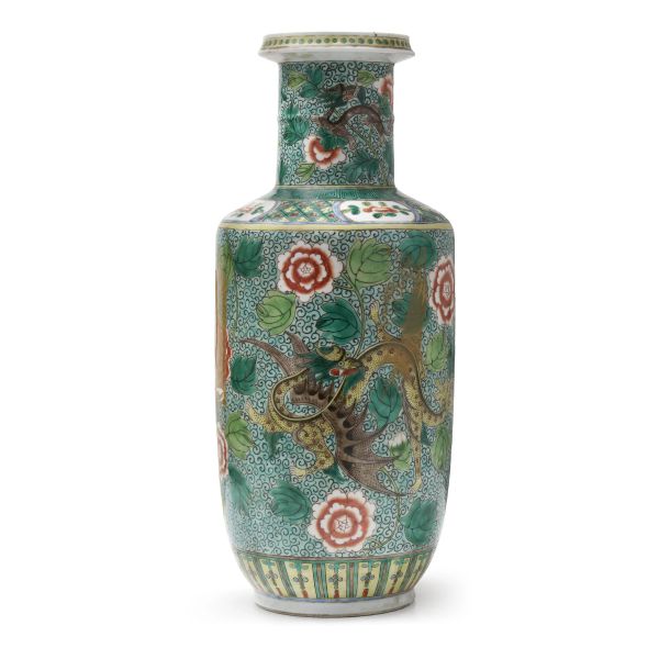 



A FAMILLE VERTE PORCELAIN CLUB-SHAPED VASE, CHINA, QING DYNASTY, 19TH CENTURY 